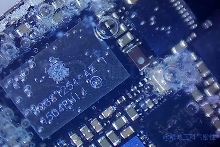 Corrosion of electronic components on the motherboard of a cell phone after soaking in water